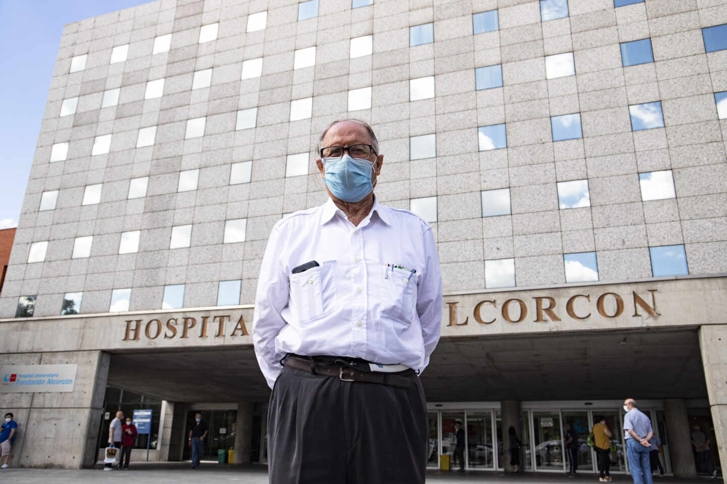 Porfirio Barroso, en la puerta del Hospital Fundación de Alcorcón