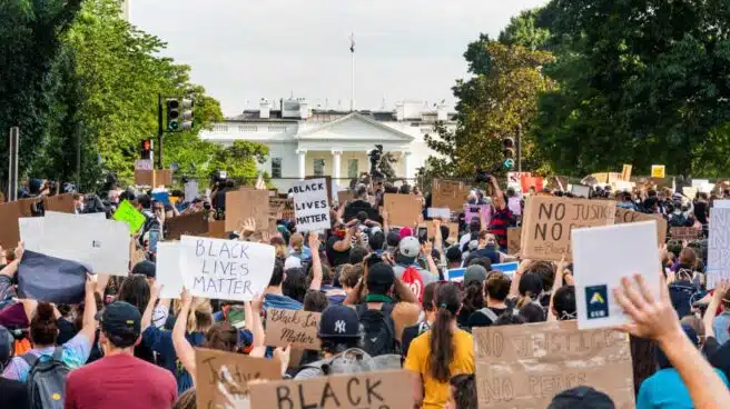 Los manifestantes se mantienen ante la Casa Blanca a pesar de las amenazas de Trump