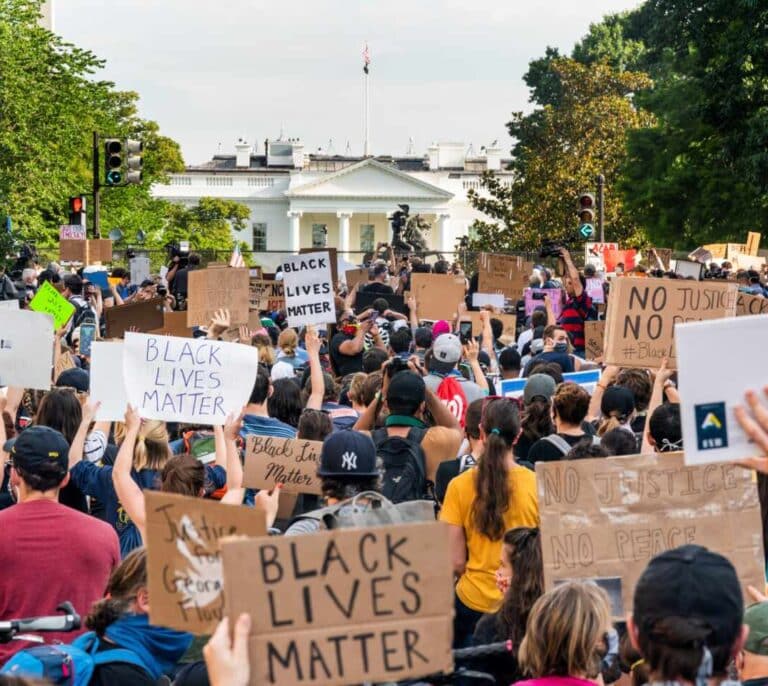 Los manifestantes se mantienen ante la Casa Blanca a pesar de las amenazas de Trump