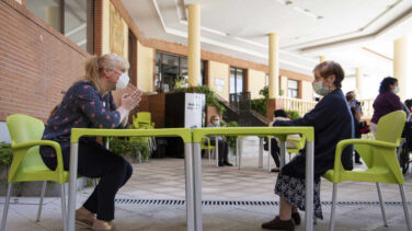 Sanidad afirma que los mayores sanos que viven en residencias podrán salir del centro a partir del domingo