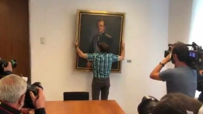 Retirada cuadro Rey Juan Carlos.