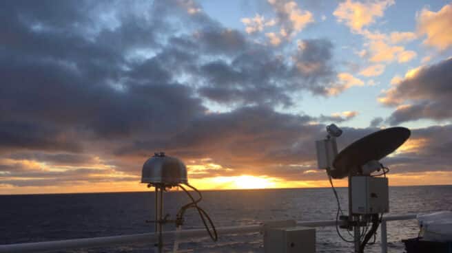 Filtrado de muestras de aerosol analizó el aire en un buque científico navegando en el Océano Austral