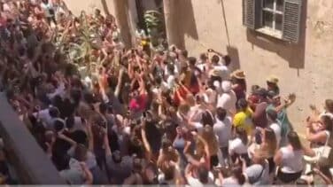 Cientos de personas se aglomeran para celebrar San Juan en Ciudadela (Menorca)