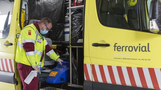 Un vehículo de los servicios sanitarios de Ferrovial