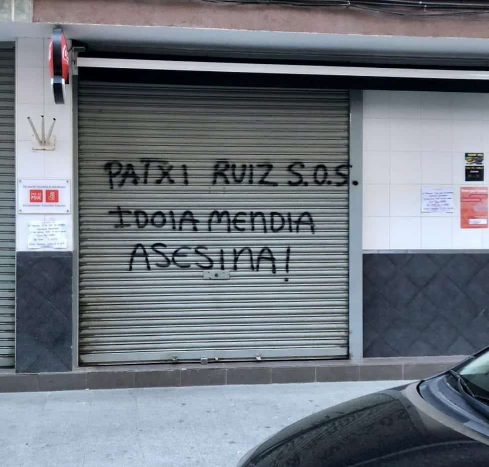 Llaman "asesina" a Mendia al agredir una sede del PSE diez días después de atacar su casa