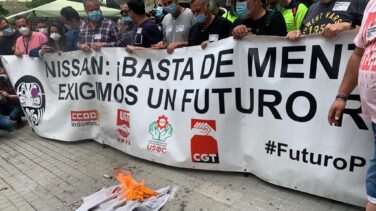 La marcha lenta de vehículos contra el cierre de Nissan colapsa la Diagonal
