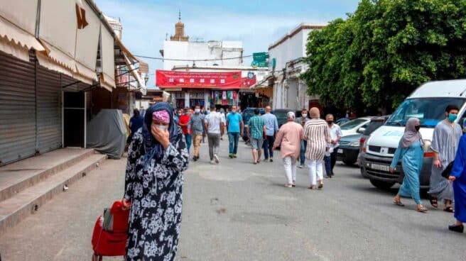 Ciudadanos marroquíes en las calles de Rabat, Marruecos.
