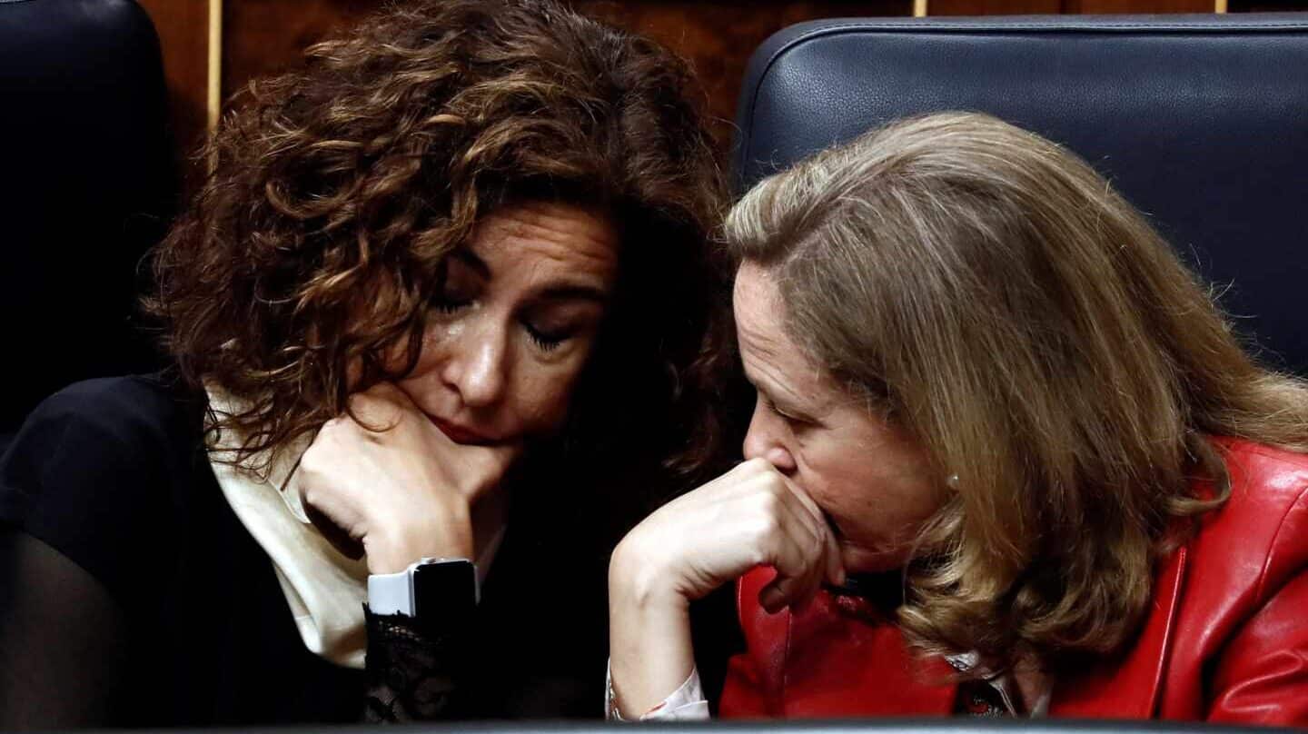 Nadia Calviño y María Jesús Montero en la investidura de Pedro Sánchez