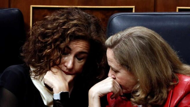Nadia Calviño y María Jesús Montero en la investidura de Pedro Sánchez. Nadia Calviño y María Jesús Montero en la investidura de Pedro Sánchez