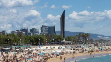 Prohibido el acceso a varias playas de Barcelona al saturarse de público