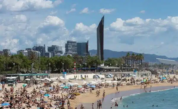 Prohibido el acceso a varias playas de Barcelona al saturarse de público