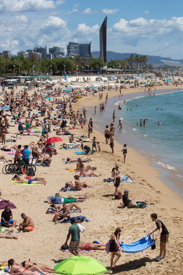 Prohibido el acceso a varias playas de Barcelona al saturarse de público