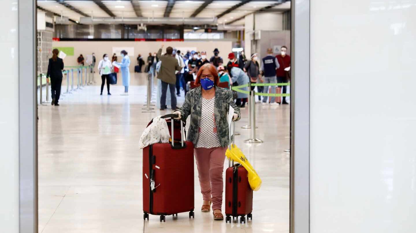 Una pasajera con mascarilla en el aeropuerto de Madrid-Barajas.