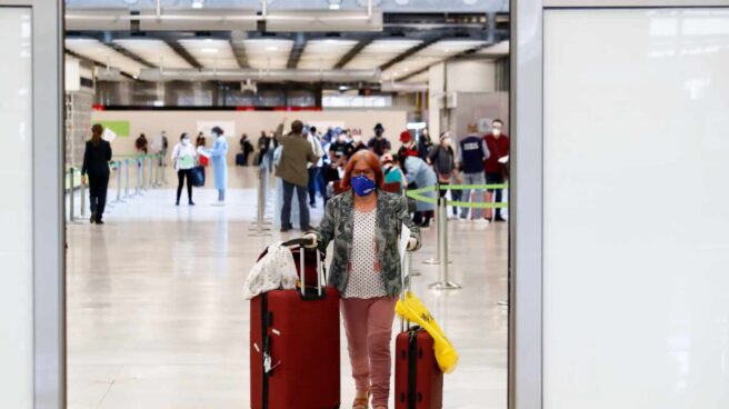 Una pasajera con mascarilla en el aeropuerto de Madrid-Barajas.