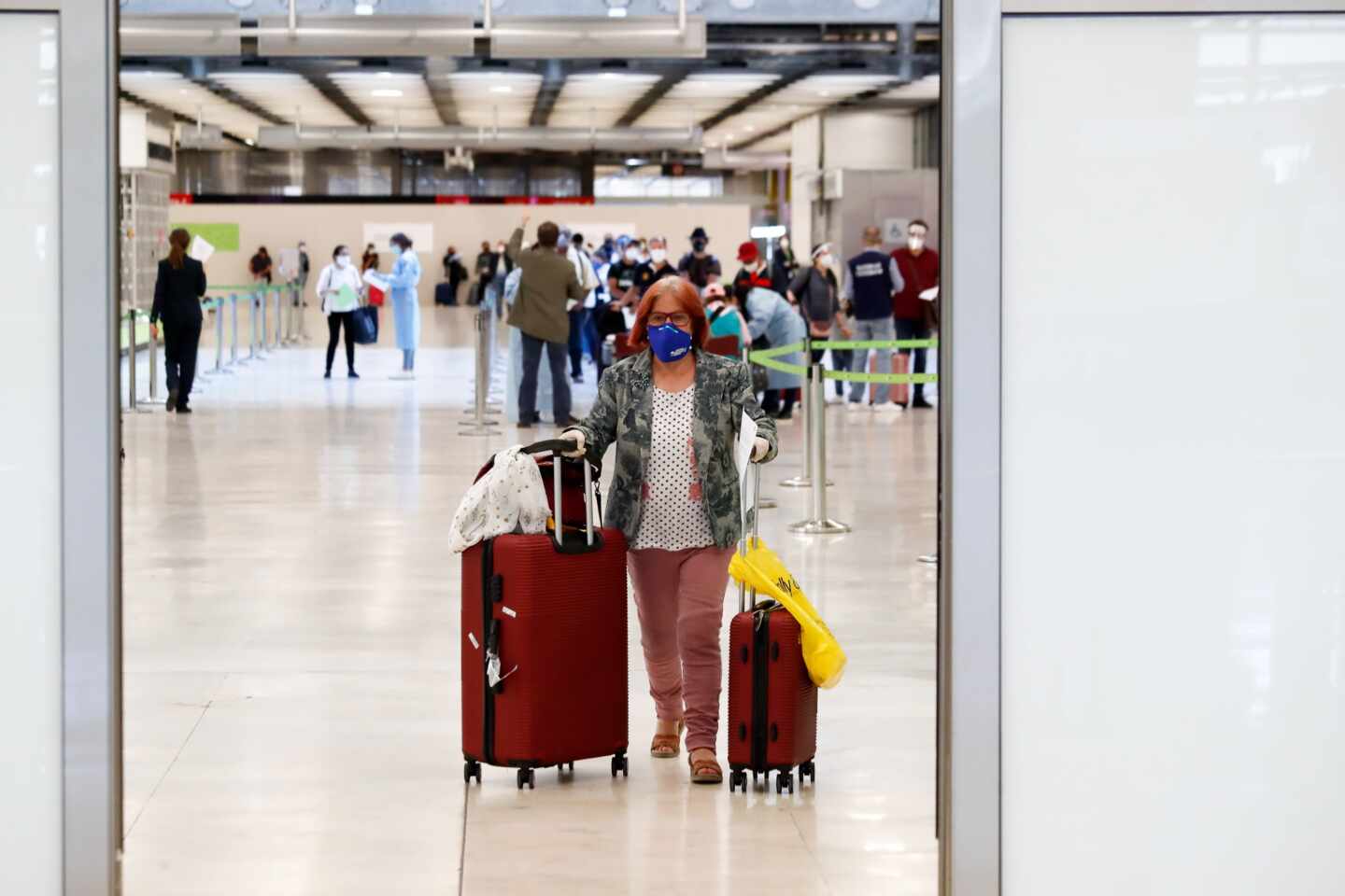 Una pasajera con mascarilla en el aeropuerto de Madrid-Barajas.