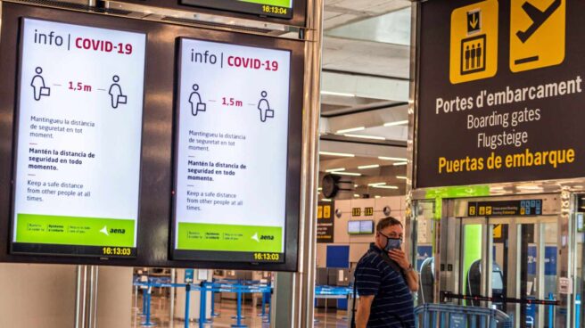 Carteles informativos con medidas anti-Covid en el aeropuerto de Palma.
