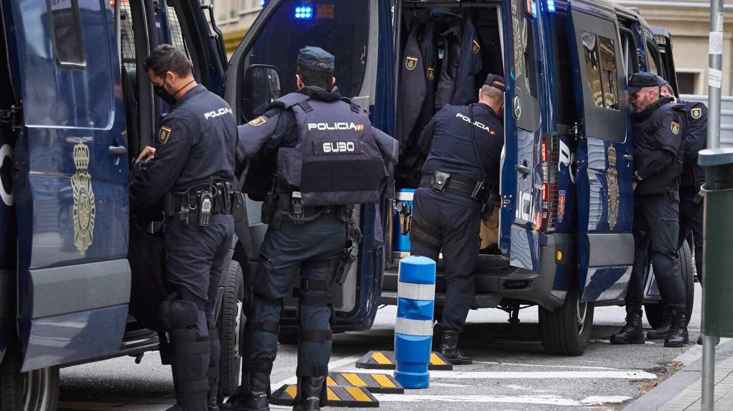 La Policía comprará otros 21.000 chalecos antibala, pero seguirá sin cubrir a toda la plantilla Antidis-1440x808