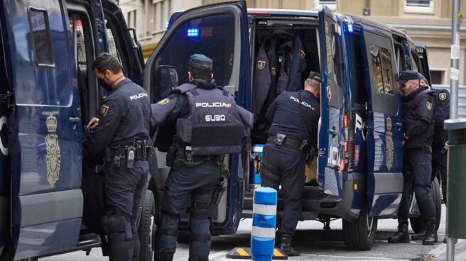 Policías de la UIP, preparándose para un reciente servicio en Pamplona.