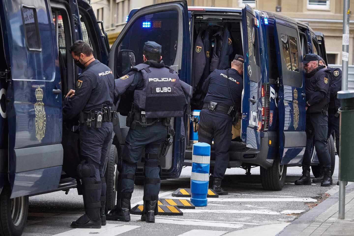 Policías de la UIP, preparándose para un reciente servicio en Pamplona.