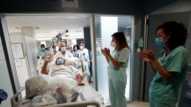 Un paciente de 37 años abandona la UCI del Complejo Hospitalario de Navarra tras 96 días ingresado.