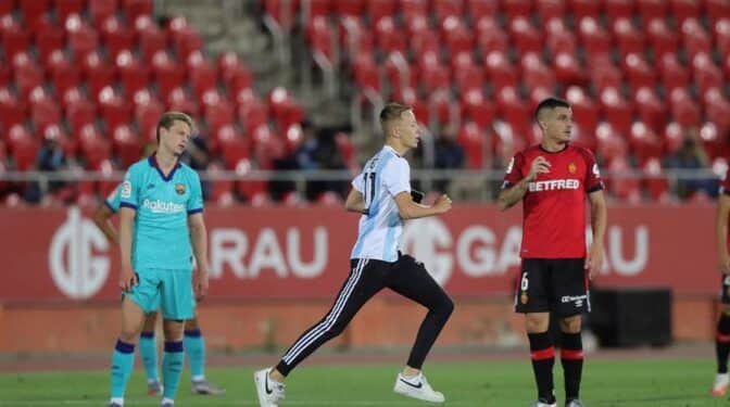 LaLiga anuncia "acciones penales" contra el espontáneo que saltó al campo durante el Mallorca-Barça