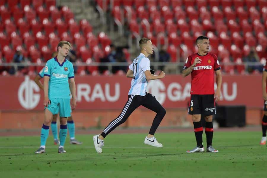 LaLiga anuncia "acciones penales" contra el espontáneo que saltó al campo durante el Mallorca-Barça