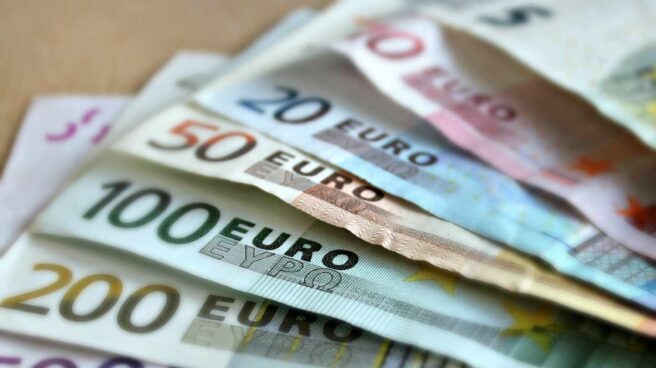La legislación protege el efectivo y obliga a todos los establecimientos a aceptarlo Billetes de distintas cantidades.
