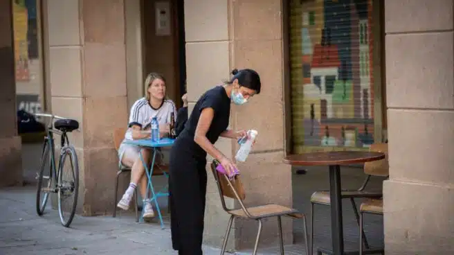 Los bares y restaurantes sin terraza de Madrid podrán sacar a la calle una mesa alta con taburetes