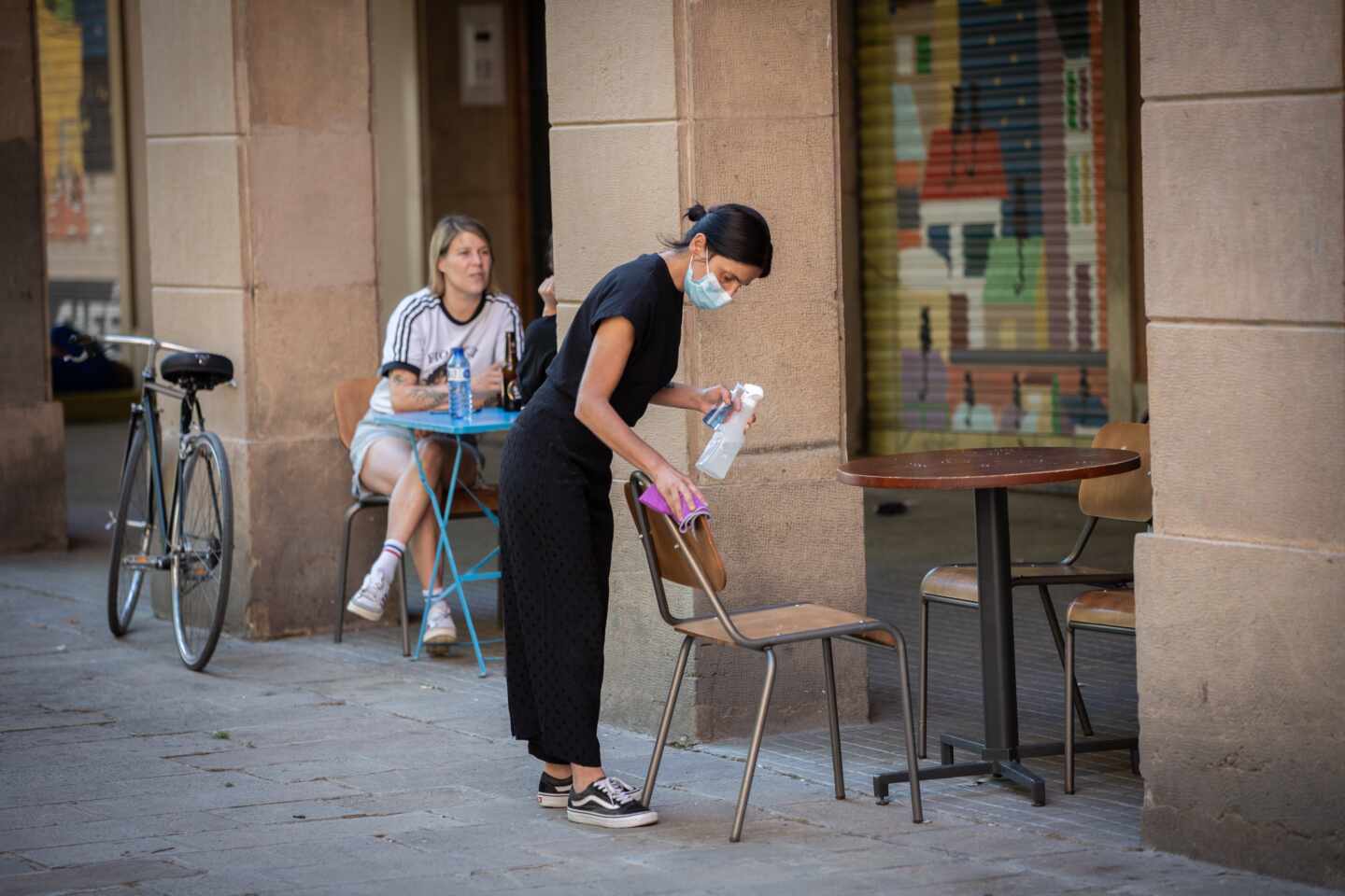 Los bares y restaurantes sin terraza de Madrid podrán sacar a la calle una mesa alta con taburetes
