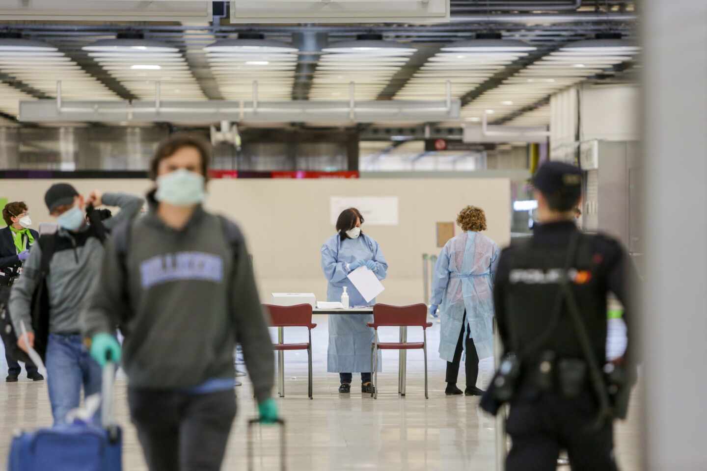 Un policía nacional, de durante un servicio en el aeropuerto Madrid-Barajas durante el estado de alarma.