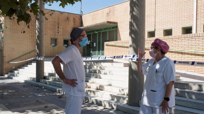Dos sanitarios conversan en las inmediaciones del polideportivo Cortes de Aragón de Fraga, Huesca