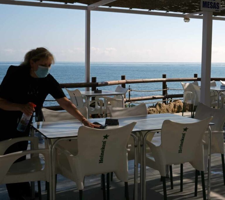 La mitad de los empleados de la hostelería y el comercio vive al día