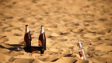 La Policía hace limpiar una playa de Galicia a 40 erasmus que hicieron botellón