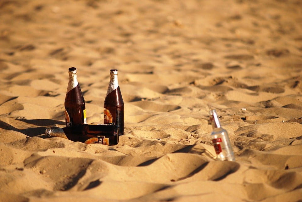 La Policía hace limpiar una playa de Galicia a 40 erasmus que hicieron botellón