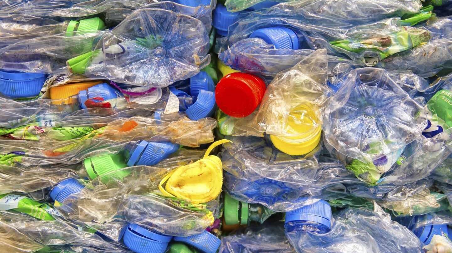 Botellas de plástico.