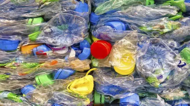 Guerra al plástico: pajitas y bastoncillos estarán prohibidos en un año y habrá un nuevo impuesto a los envases