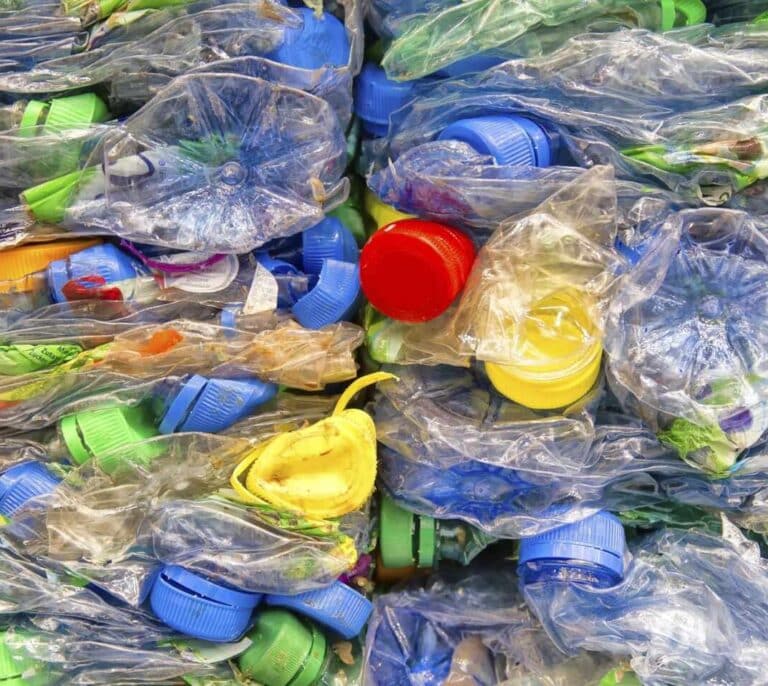 Guerra al plástico: pajitas y bastoncillos estarán prohibidos en un año y habrá un nuevo impuesto a los envases