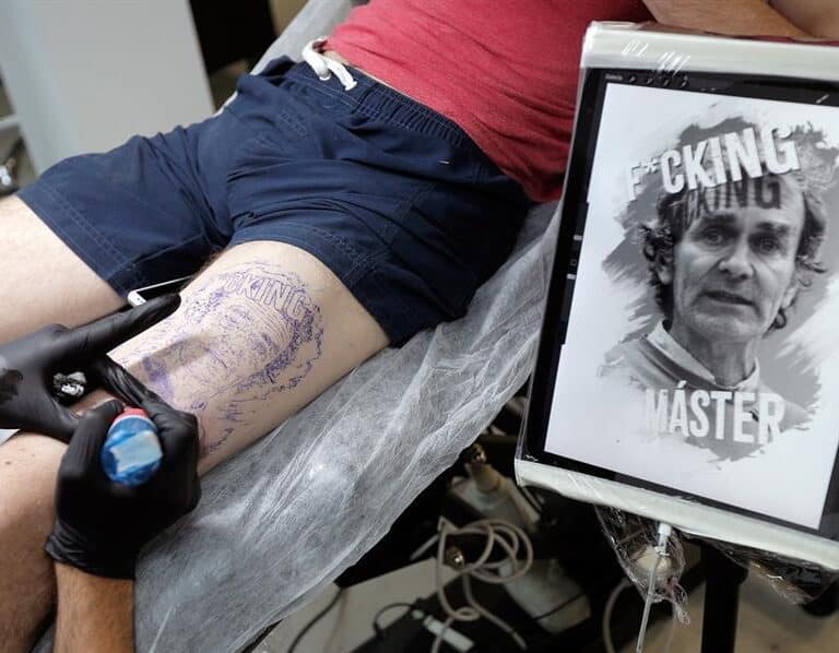 Tatuajes de Fernando Simón: un estudio de Valencia ya los hace por 800 euros