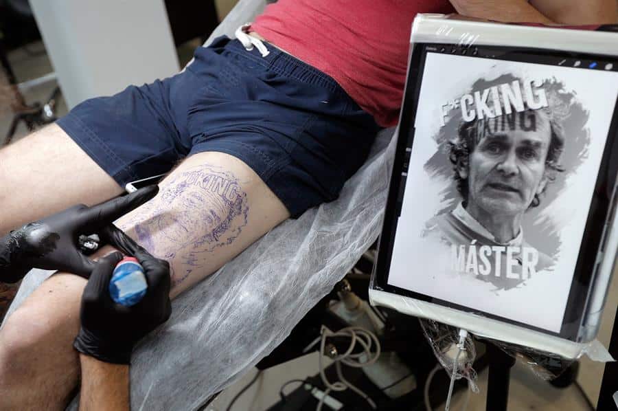 Tatuajes de Fernando Simón: un estudio de Valencia ya los hace por 800 euros
