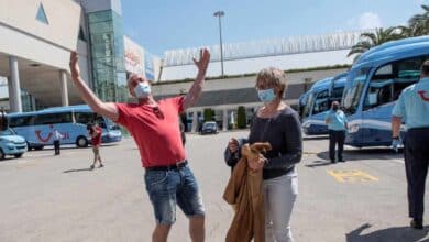 Champagne y aplausos para los turistas en el regreso de los alemanes a Baleares