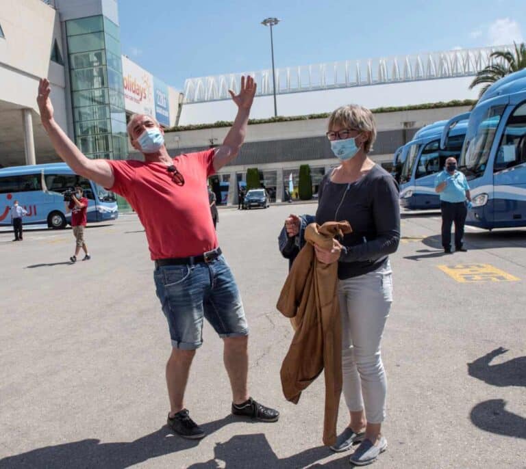 Champagne y aplausos para los turistas en el regreso de los alemanes a Baleares