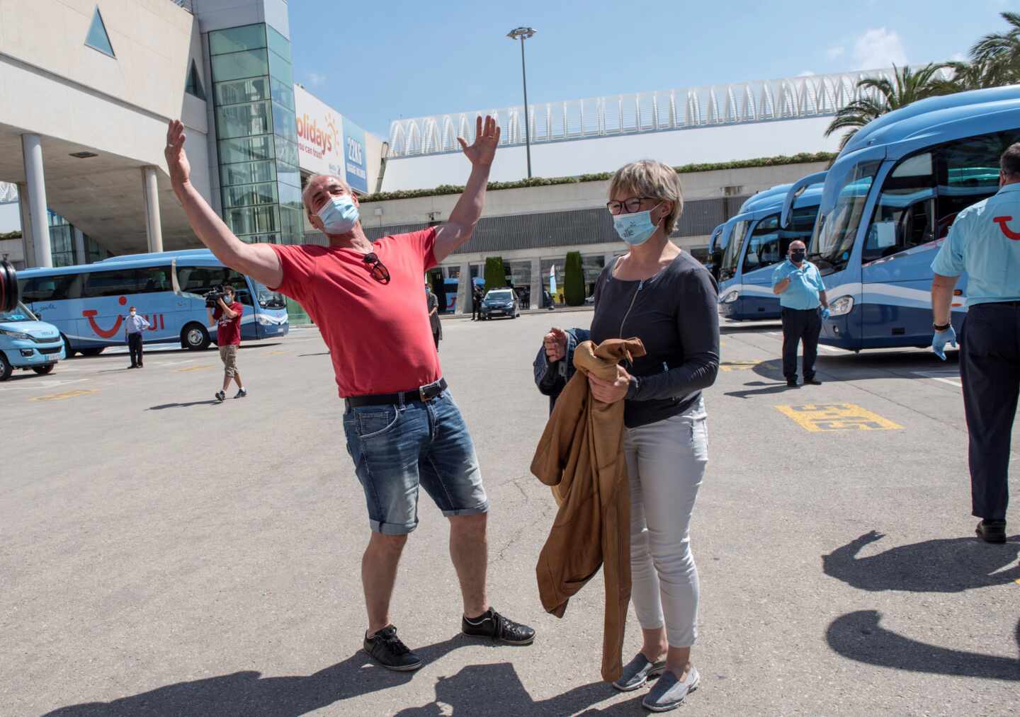 Champagne y aplausos para los turistas en el regreso de los alemanes a Baleares