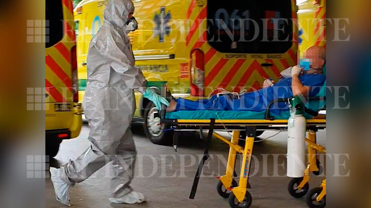 El policía nacional Valentín G.G., ingresando esta tarde en el Hospital Valdecilla de Santander.