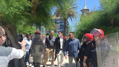 Grupos de antifascistas y radicales increpan a dirigentes de Vox durante un paseo por San Sebastián