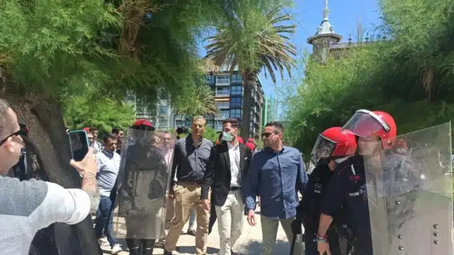 Grupos de antifascistas y radicales increpan a dirigentes de Vox durante un paseo por San Sebastián
