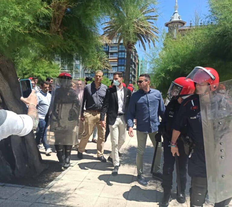 Grupos de antifascistas y radicales increpan a dirigentes de Vox durante un paseo por San Sebastián