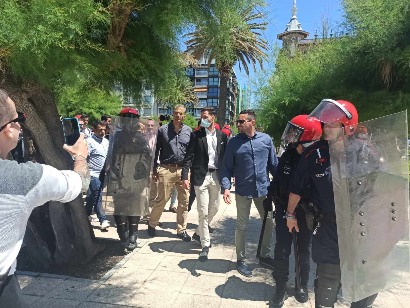 Grupos de antifascistas y radicales increpan a dirigentes de Vox durante un paseo por San Sebastián