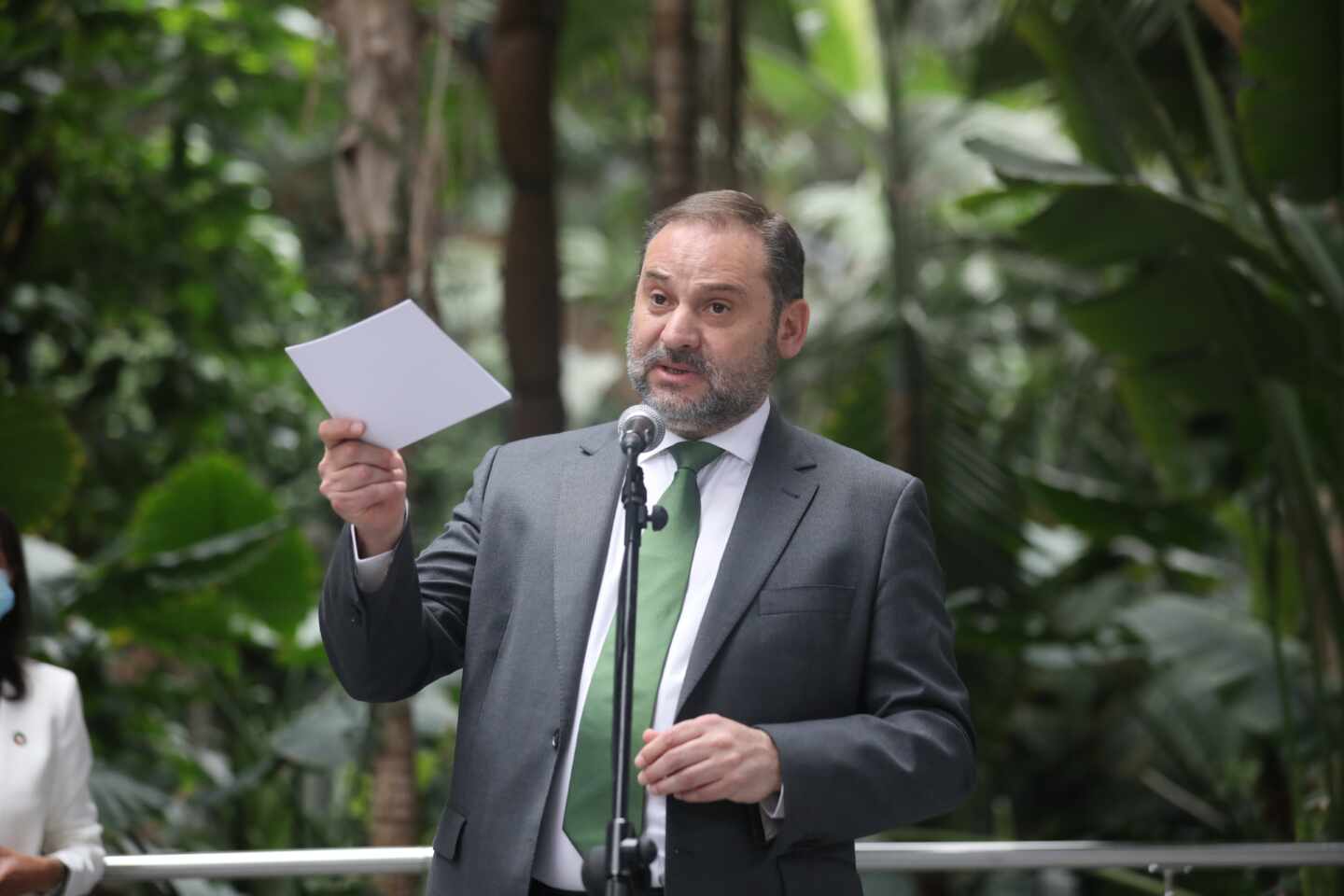 Dos comerciantes protestan contra Ábalos en la estación de Atocha y dice que se negociarán los alquileres