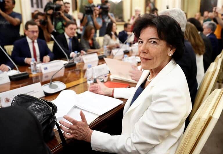 ¿Donde ha estado este tiempo la ministra de Educación?