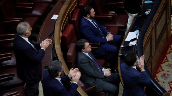 Los diputados del PNV Aitor Esteban y EH Bildu Jon Iñarritu, durante el acto de recuerdo y homenaje a las víctimas del terrorismo.